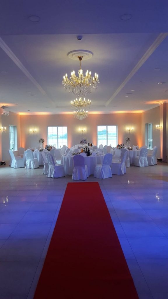 Vestuviu sale puosiama